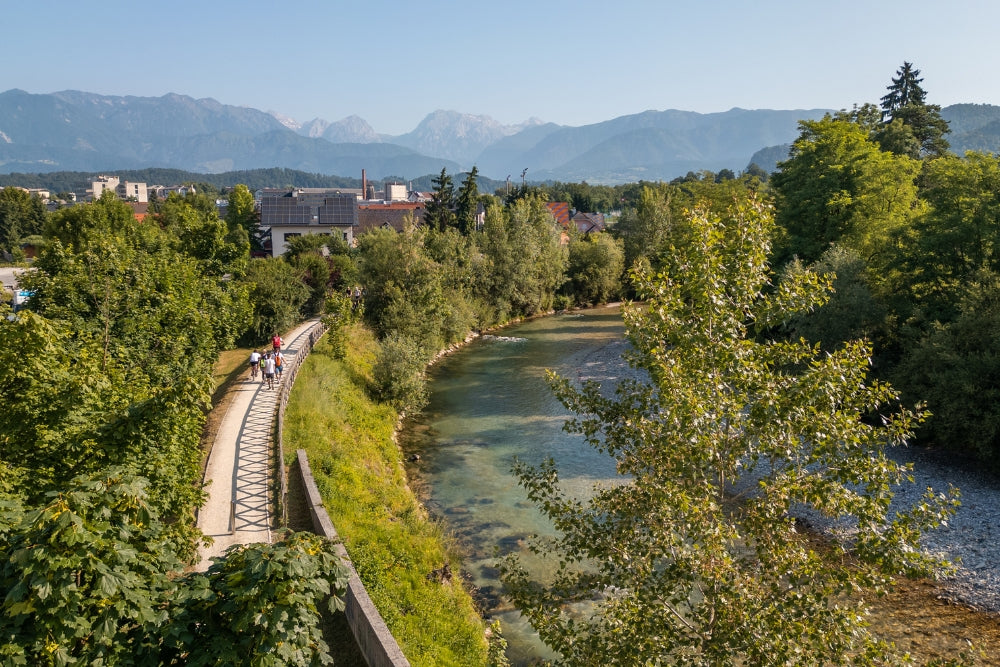 POHOD OB REKI, KI POVEZUJE