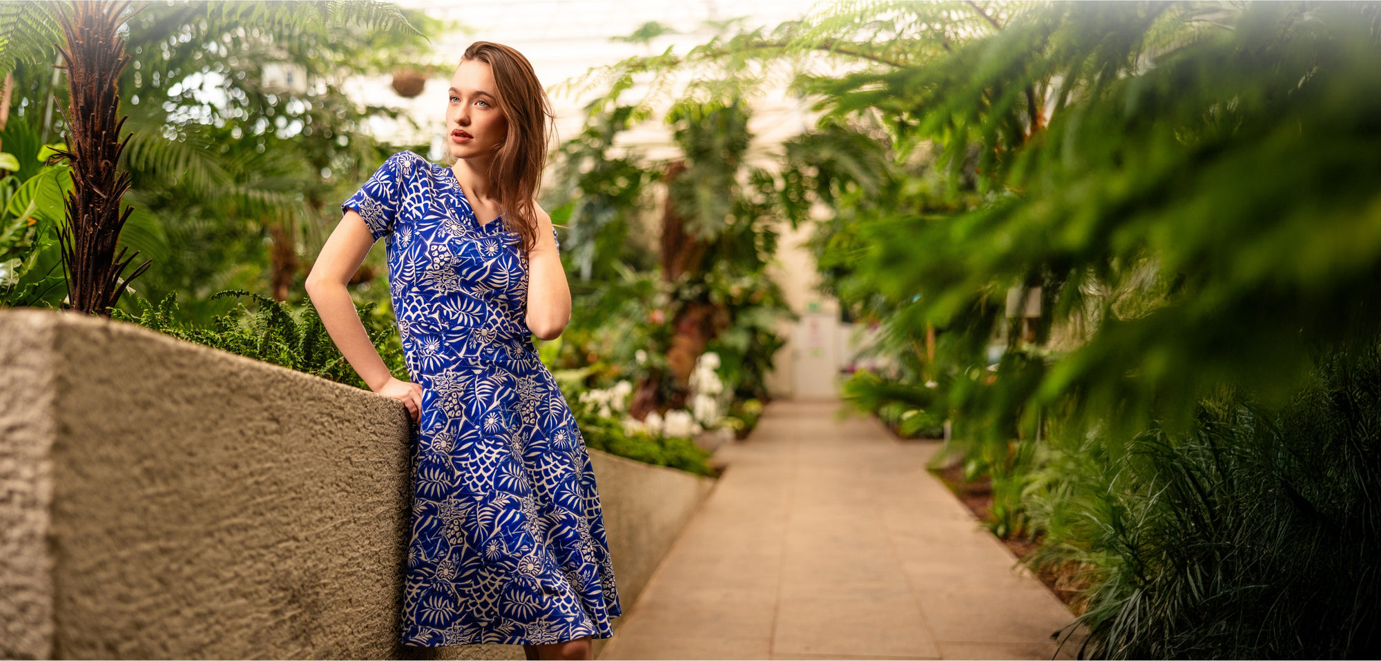 Lahkotna. Ženstvena. Tvoja.