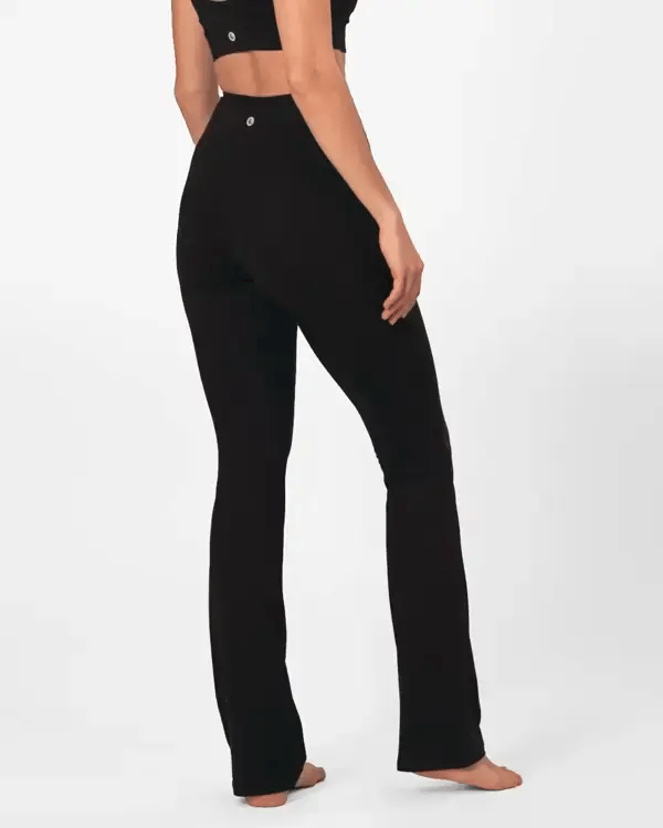 Kroj - pajkice z rahlo razširjenimi hlačnicami